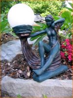 Gartenfigur mit Solar Leuchtkugel Frau Garten Lampe